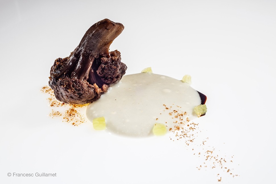 13 Oriol Castro Mateu Casanas and Eduard Xatruch Black cauliflower with coconut and lime bechamel Francesc Guillamet