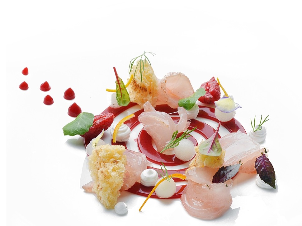 17 Luigi Tramontano Ricciola affumicata con spugna di pan brioche salato alla cannella e salsa di yogurt di bufala