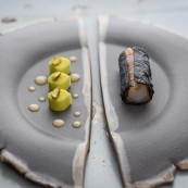 21 Enrico Croatti Mazzancolle e porro in combustion con salsa dostrica in leggerezza moderna e pistacchi di Bronte