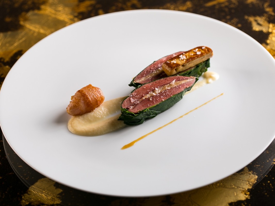 11 Oliver Glowig Piccione con crema di cipolla bianca e scalogno alla pancetta 1