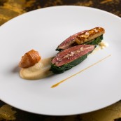 11 Oliver Glowig Piccione con crema di cipolla bianca e scalogno alla pancetta 1