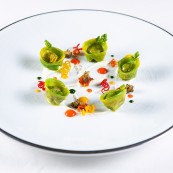 17 Ravioli di coda alla vaccinara affumicata peperoni capperi Caciocavallo Podolico e liquore al caffe