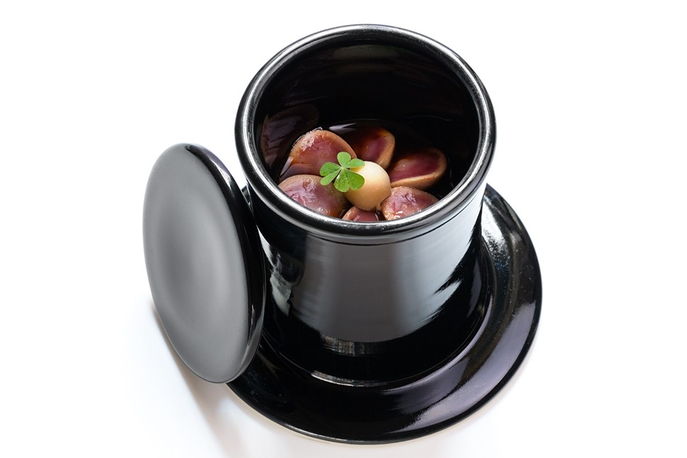 20 Matias Perdomo rognoncini di coniglio con salsa al nero di anguilla affumicata e gelato allaceto Photo by Alessandro Ghirelli