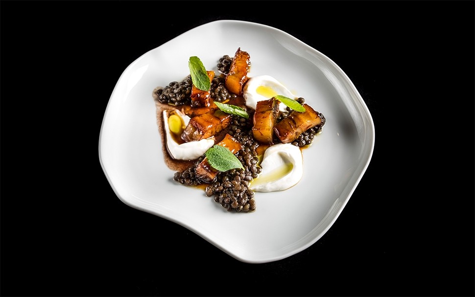 23 Valeria Piccini Pancia di maiale confit con lenticchie limone yogurt e foglia di sedano selvatico copia