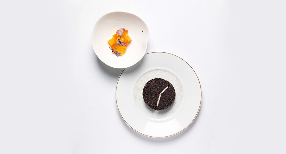 10 Alleno Meringa al carbone gelato ai fiori darancio e asparagi canditi insalata di mango allo zafferano Philippe Vaures