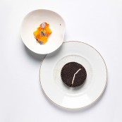 10 Alleno Meringa al carbone gelato ai fiori darancio e asparagi canditi insalata di mango allo zafferano Philippe Vaures