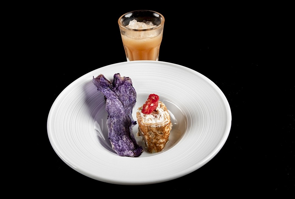 13 Helene Stoquelet e Nadia Mongiat Appetizer Neccio con ricotta e chip di patata viola