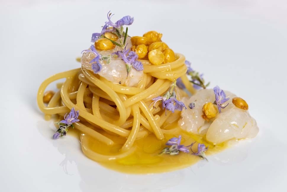 Daniele lippi spaghetto cotto in estrazione di pasta e ceci scampi e fiori rosmarino