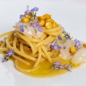 Daniele lippi spaghetto cotto in estrazione di pasta e ceci scampi e fiori rosmarino