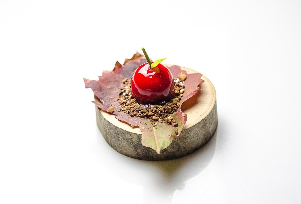 20 Alfonso Crisci CHERRY mousse alla ciliegia con glassa specchio su crumble di cacao nocciola tostata e fava tonca
