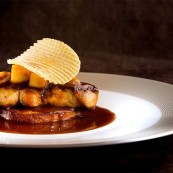 26 Paul Bocuse Scaloppa e foie gras di anatra patata fritta e salsa della passione foto Fred Durantet