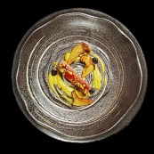 3 Cristina Bowerman Capocollo di maiale salsa di pistacchi e dashi funghi e kumquat nero foto Niko Boi