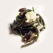 15 Federico Beretta Spaghettoni aglio nero e lumache perle di sottobosco piantaggine Ristorante Feel Como