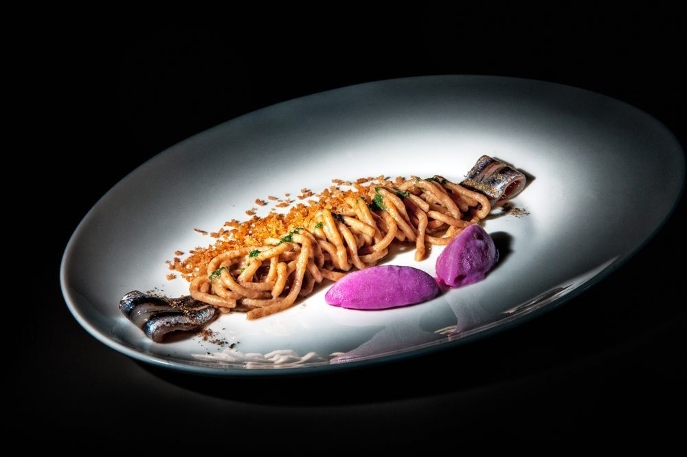 10 Nicola Portinari foto Gabrio Tomelleri Bigoli integrali con acciughe alici marinate e gelato di cipolle agre