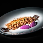 10 Nicola Portinari foto Gabrio Tomelleri Bigoli integrali con acciughe alici marinate e gelato di cipolle agre