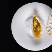 17 Valentino Cassanelli foto Lido Vanuncchi Ostrica al vapore con scalogno allagretto di zafferano