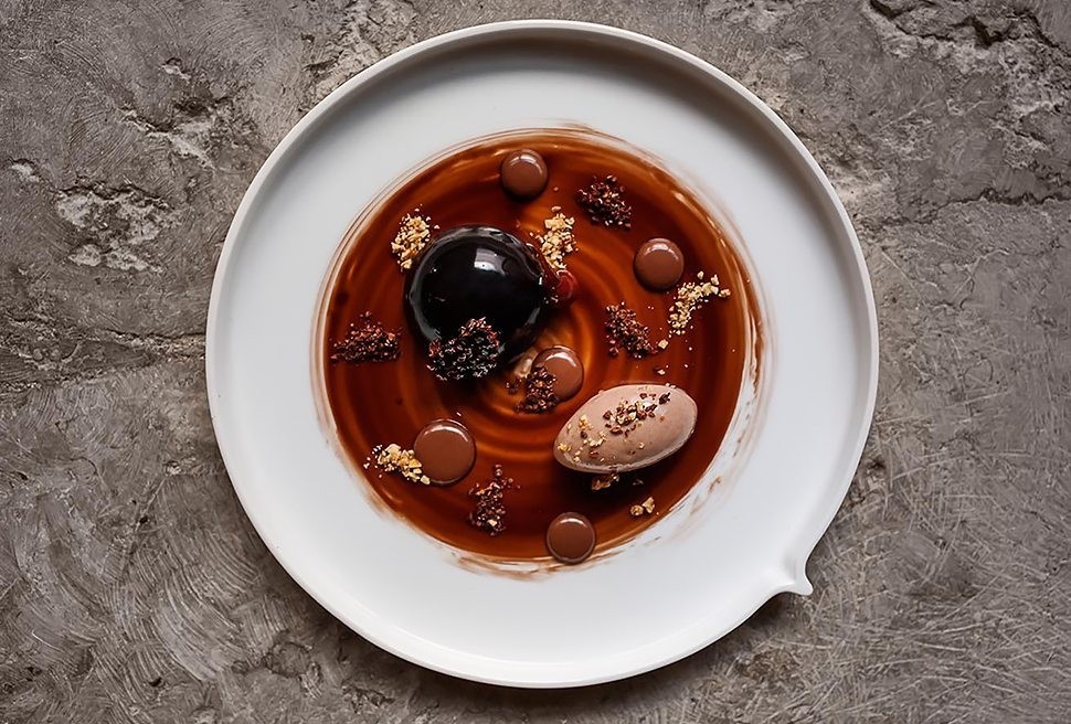 23 Henrique Sa Pessoa Bomba de chocolate e caramelo salgado com sorvete de avela Alma Restaurante Lisboa 2