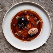 23 Henrique Sa Pessoa Bomba de chocolate e caramelo salgado com sorvete de avela Alma Restaurante Lisboa 2