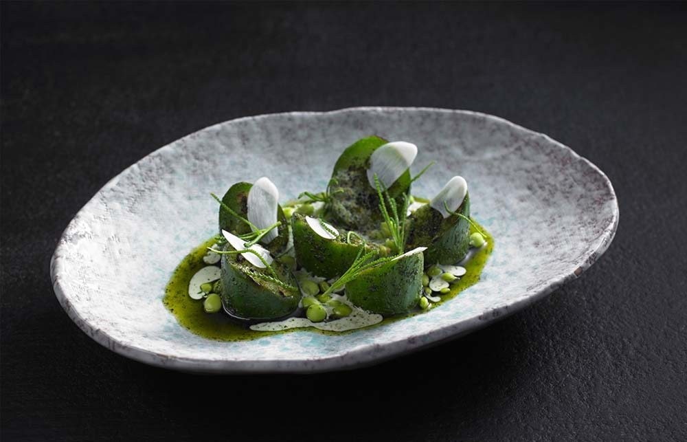 22 Chef Ben Shewry Attica Restaurant Melbourne Australia Cetrioli salsa di pimpinella latte di capra e trota di fiume essicata