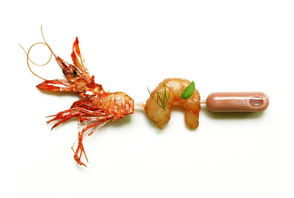 7 Ferran Adria pipeta de gamba en sashimi y su cabeza caramelizada foto Francesc Guillamet