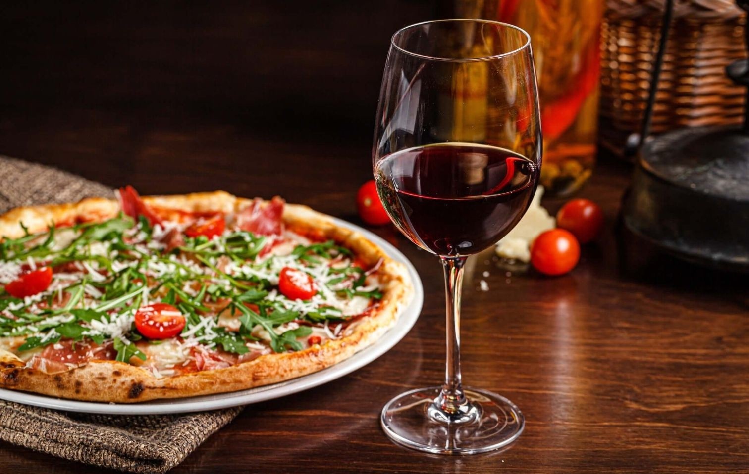 copertina pairing pizza e vino rosso